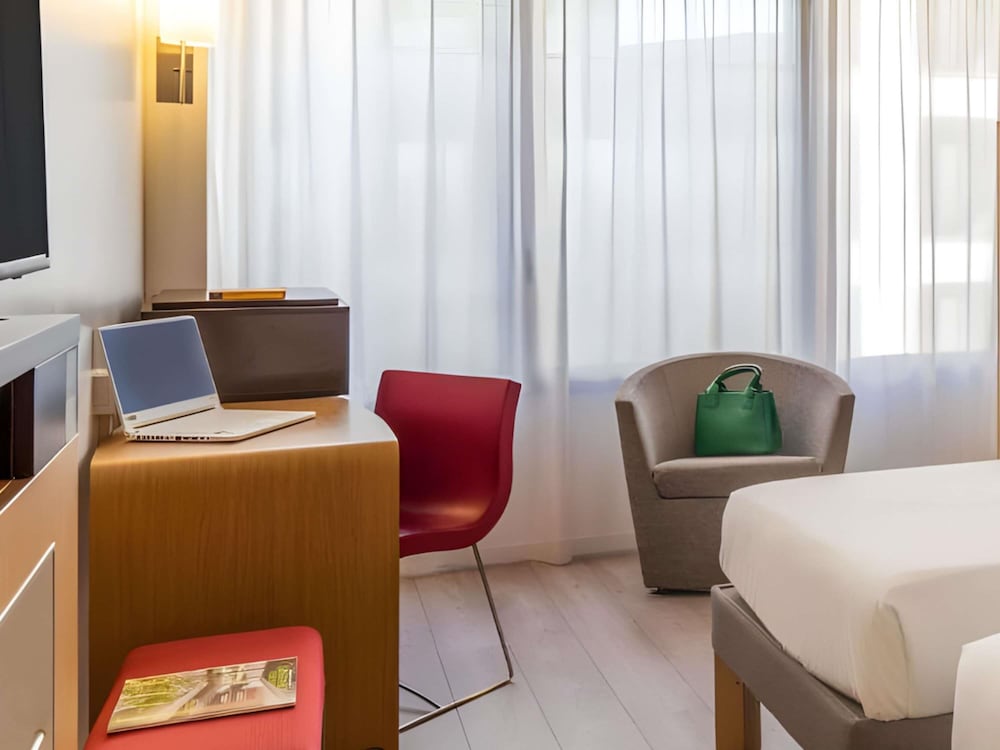 Habitación Estándar con 2 camas individuales en el edificio Plaza del hotel Novotel Madrid Campo de las Naciones. Foto 2