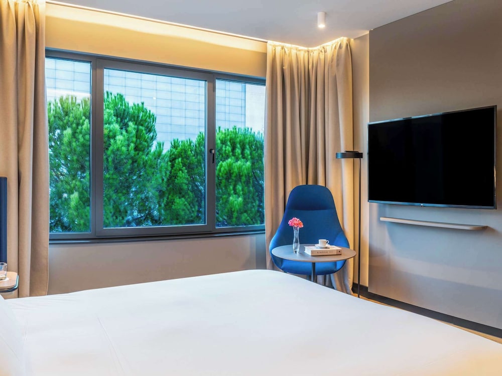 Habitación Superior Deluxe con 1 cama Queen y sofá cama en edificio Deluxe del hotel Novotel Madrid Campo de las Naciones. Foto 5