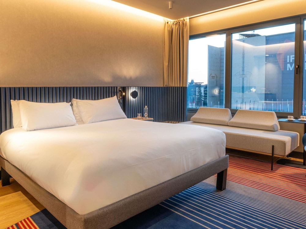 Habitación ejecutiva con 1 cama queen size en el edificio Deluxe del hotel Novotel Madrid Campo de las Naciones
