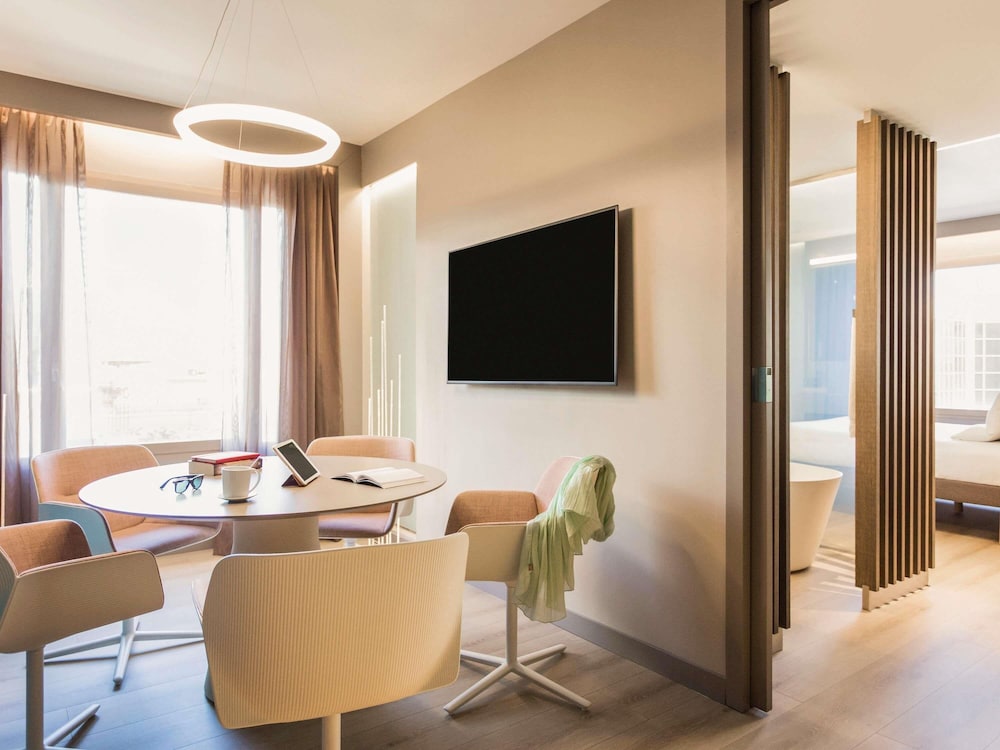 Junior Suite con 1 cama Queen en el edificio Plaza del hotel Novotel Madrid Campo de las Naciones. Foto 11