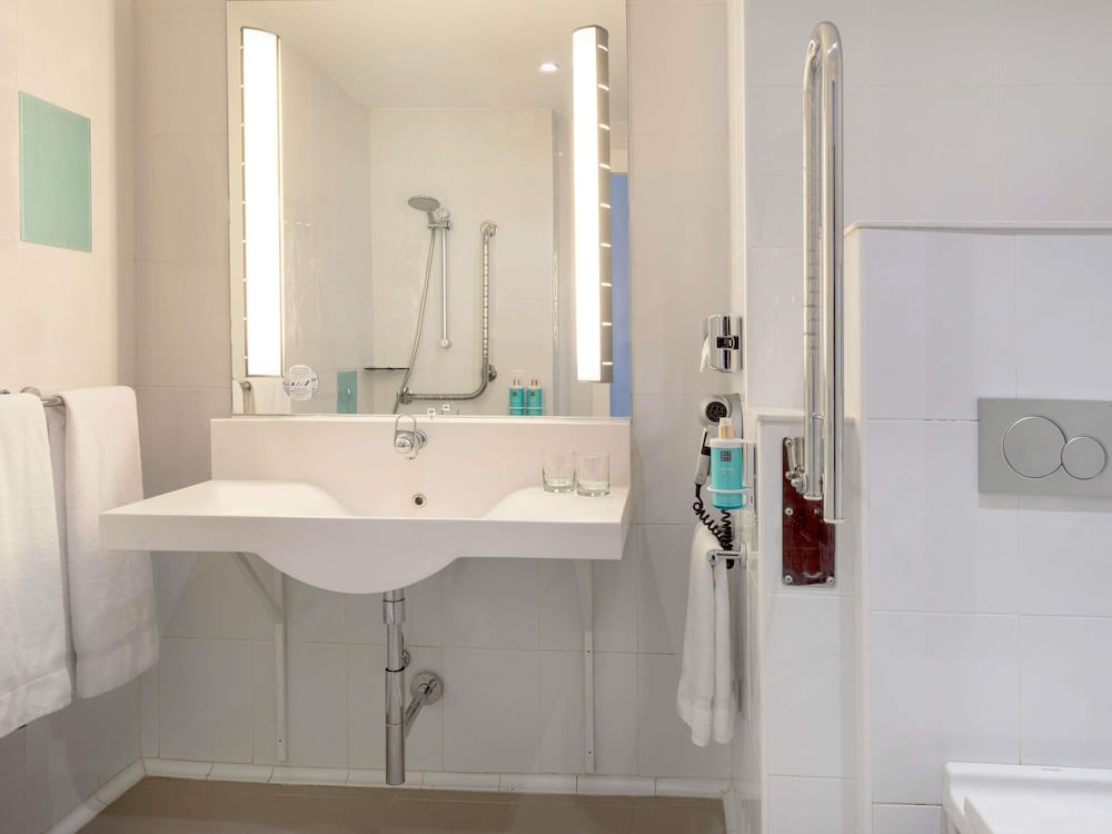 Habitación Estándar Accesible con 2 camas individuales en el edificio Plaza del hotel Novotel Madrid Campo de las Naciones. Foto 4