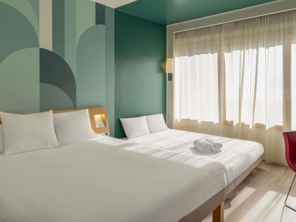 Habitación Estándar con 1 cama Queen y sofá en el edificio Plaza del hotel Novotel Madrid Feria and Airport. Foto 5