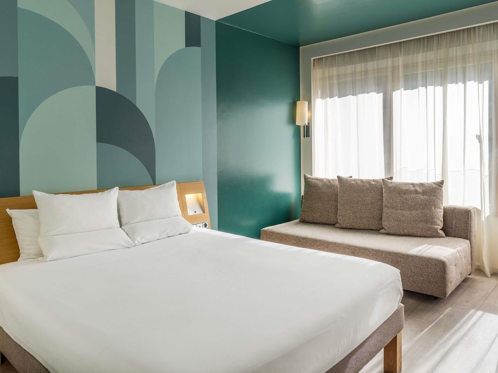 Habitación Estándar con 1 cama Queen y sofá en el edificio Plaza del hotel Novotel Madrid Feria and Airport. Foto 6