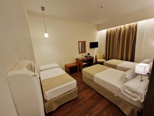 Habitación Doble con cama supletoria del hotel De Francia Y París. Foto 4