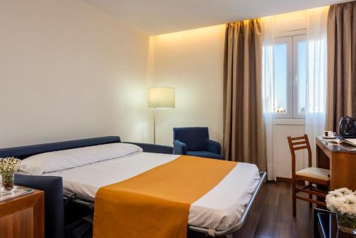 Habitación Familiar del hotel De Francia Y París. Foto 3