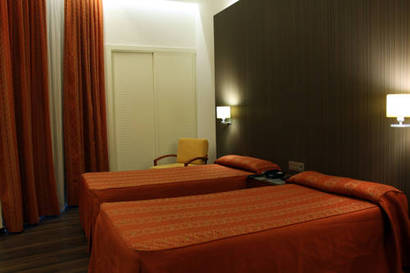 Habitación doble 2 camas del hotel De Francia Y París. Foto 4