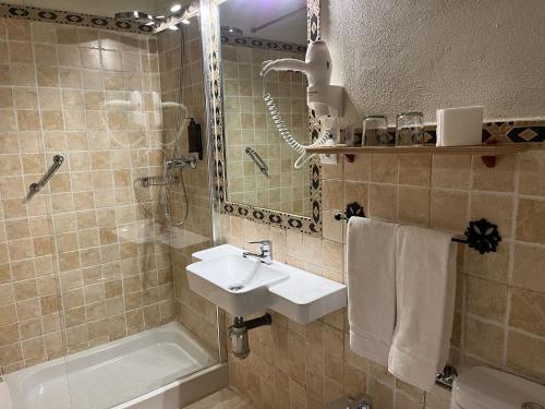 Habitación Triple del hotel Orfebre Góngora. Foto 9