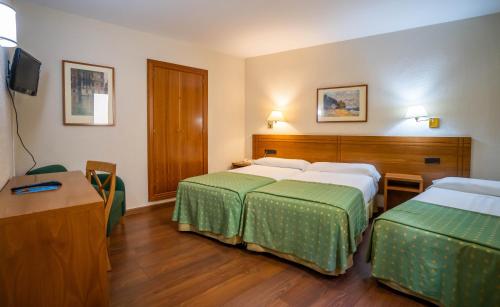 Habitación Doble con cama supletoria del hotel Yit Conquista De Toledo