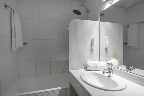 Habitación Doble - 2 camas del hotel Urban Estação. Foto 7