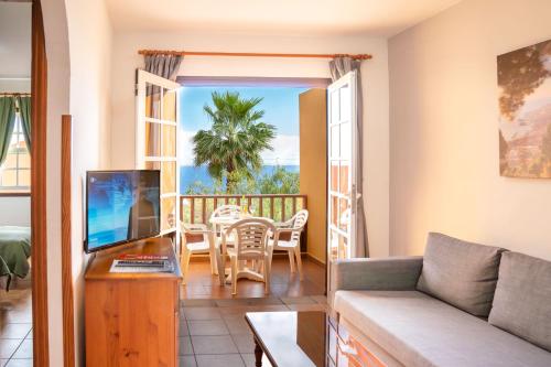 Apartamento con vistas al mar del hotel Oasis San Antonio. Foto 2