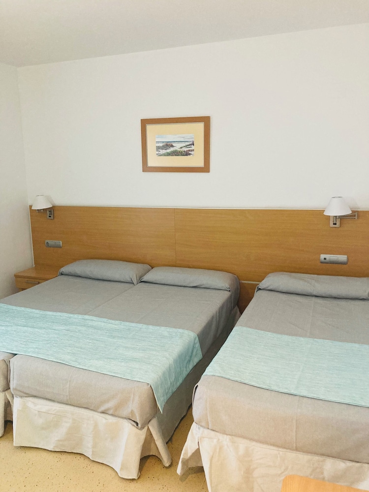 Habitación Triple del hotel Vent De Mar. Foto 1