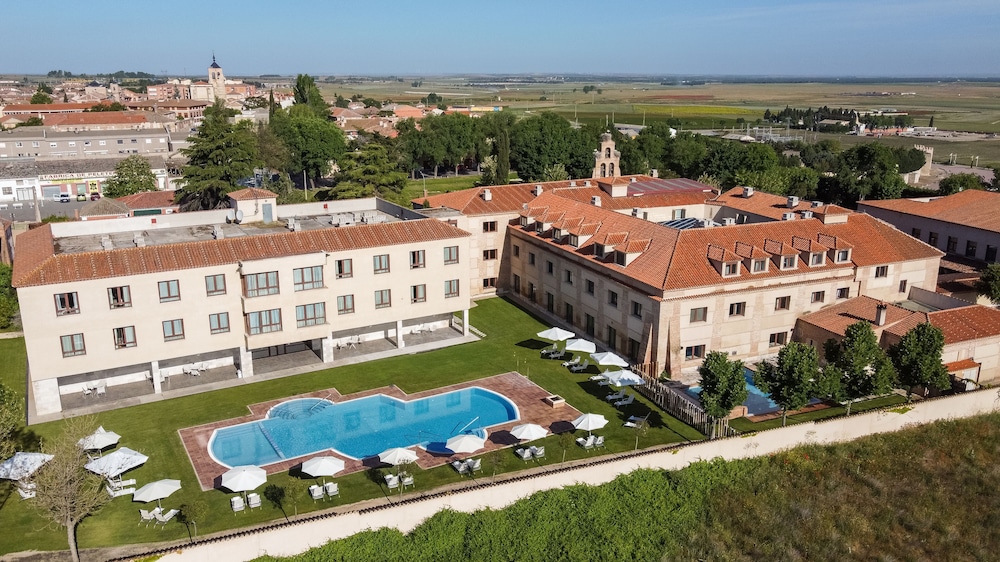 Habitación estándar con 1 cama doble o 2 individuales del hotel Castilla Termal Balneario De Olmedo. Foto 1