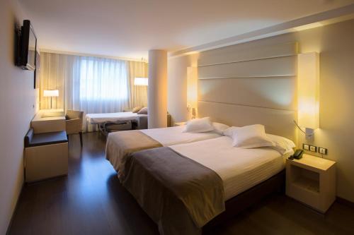 Habitación Triple Estándar del hotel Yomo Mola Park