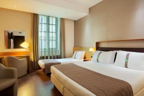 Triple Room with One King and One Single Bed - Non - Smoking del hotel Sure by Best Western Turin City Centre. Foto 3