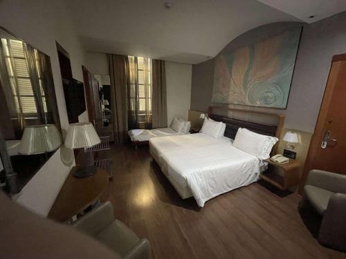 Triple Room with One King and One Single Bed - Non - Smoking del hotel Sure by Best Western Turin City Centre. Foto 6