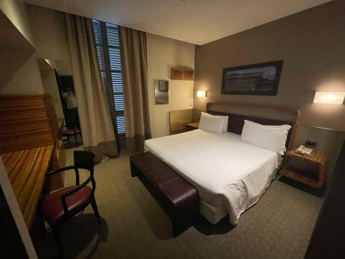 Habitación con cama extragrande - No fumadores del hotel Sure by Best Western Turin City Centre. Foto 7