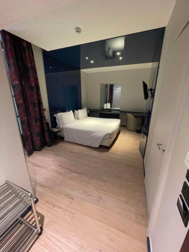 Habitación con cama extragrande - No fumadores del hotel Sure by Best Western Turin City Centre. Foto 8