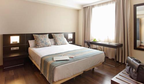 Habitación Doble del hotel Sercotel Aura Algeciras. Foto 1