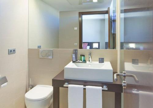 Habitación Doble del hotel Sercotel Aura Algeciras. Foto 8