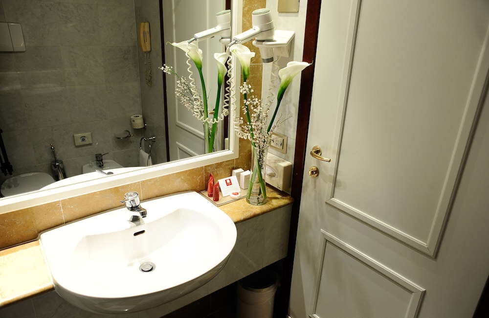 Habitación Confort del hotel Leonardo Hotel Milan City Center. Foto 6