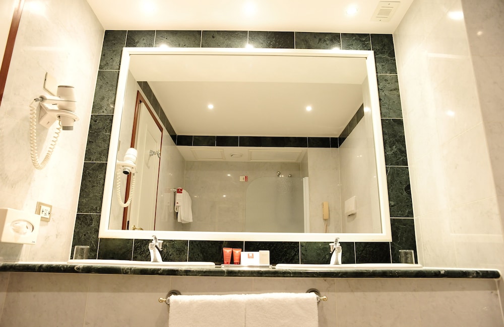 Habitación superior del hotel Leonardo Hotel Milan City Center. Foto 4