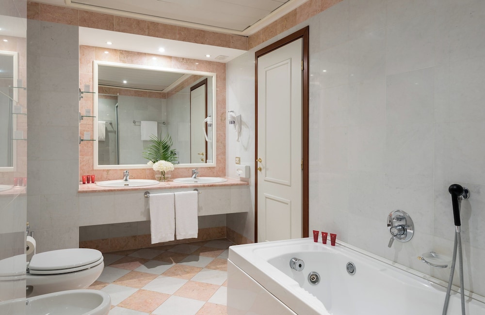 Habitación superior del hotel Leonardo Hotel Milan City Center. Foto 6