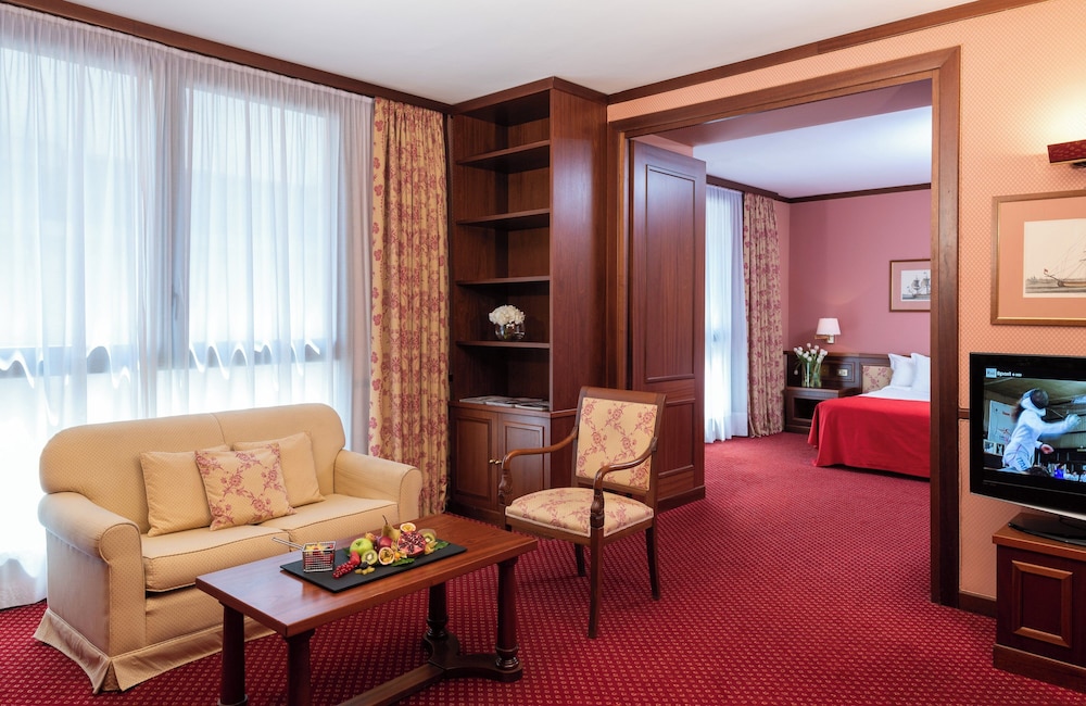 Suite, 1 cama de matrimonio grande del hotel Leonardo Hotel Milan City Center
