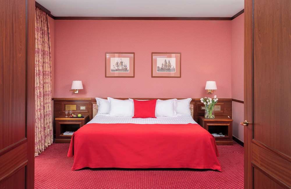 Suite, 1 cama de matrimonio grande del hotel Leonardo Hotel Milan City Center. Foto 1