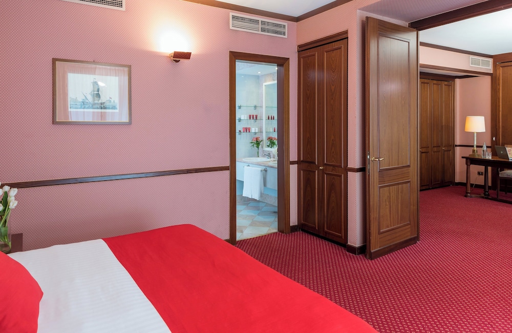 Suite, 1 cama de matrimonio grande del hotel Leonardo Hotel Milan City Center. Foto 3