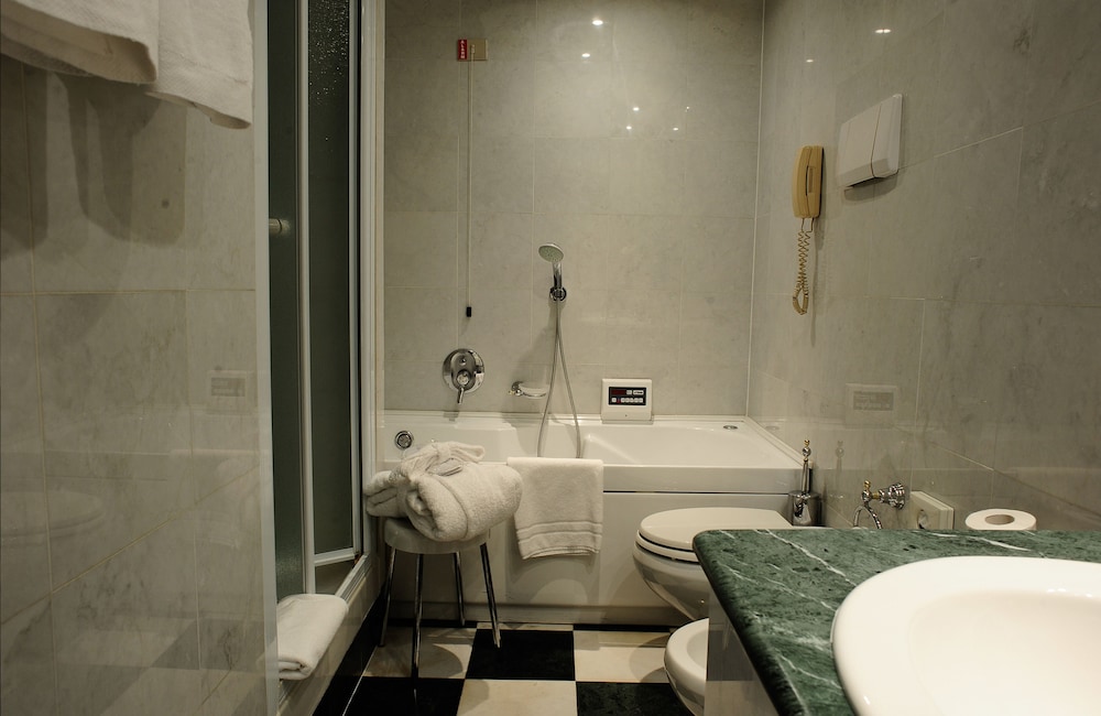 Suite, 1 cama de matrimonio grande del hotel Leonardo Hotel Milan City Center. Foto 4