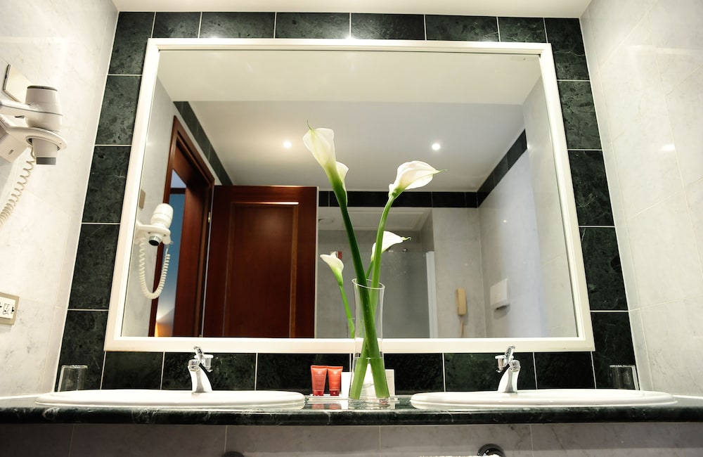 Suite, 1 cama de matrimonio grande del hotel Leonardo Hotel Milan City Center. Foto 5