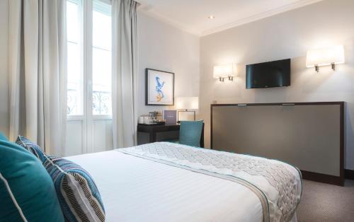 Habitación Doble Deluxe con cama supletoria del hotel Montfleuri Paris. Foto 2