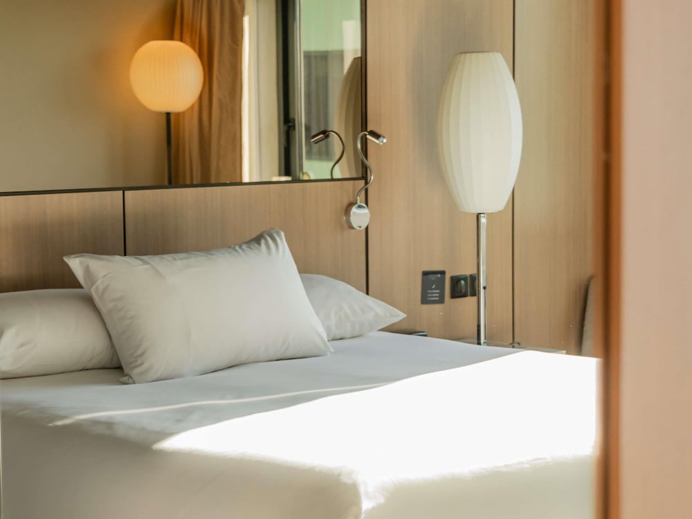 Habitación Superior con cama king size del hotel Pullman Bordeaux Lac. Foto 3