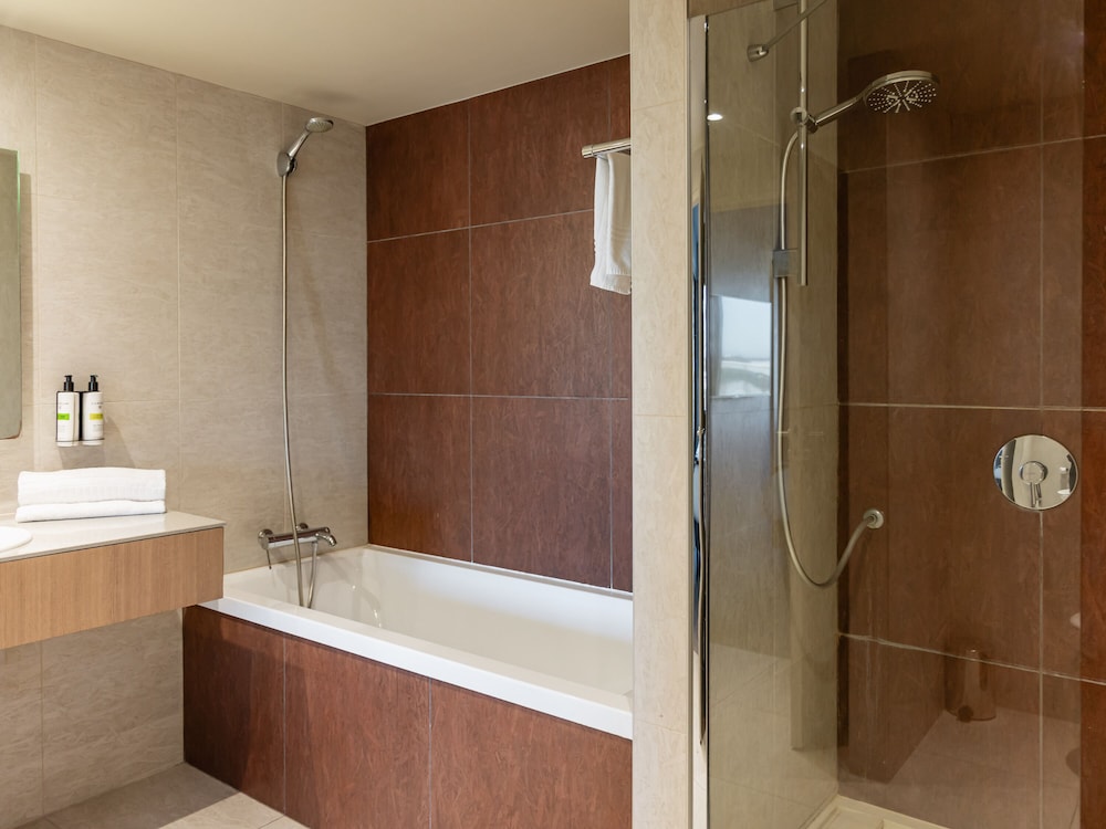 Habitación Superior Familiar del hotel Pullman Bordeaux Lac. Foto 13