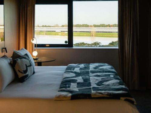 Suite Junior, cama tamaño king, sala del hotel Pullman Bordeaux Lac. Foto 2