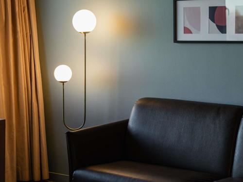 Suite Junior, cama tamaño king, sala del hotel Pullman Bordeaux Lac. Foto 6