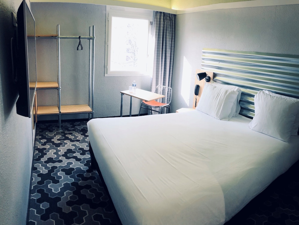 Habitación Standard con una cama doble del hotel Ibis Styles Bobigny Centre Préfecture. Foto 2