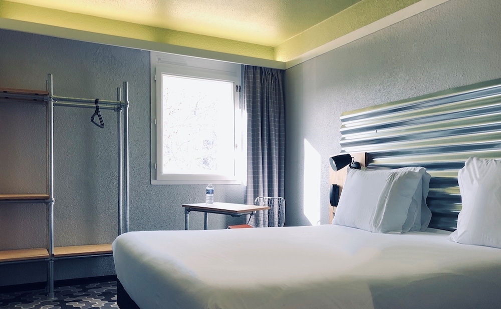 Habitación Standard con una cama doble del hotel Ibis Styles Bobigny Centre Préfecture. Foto 4