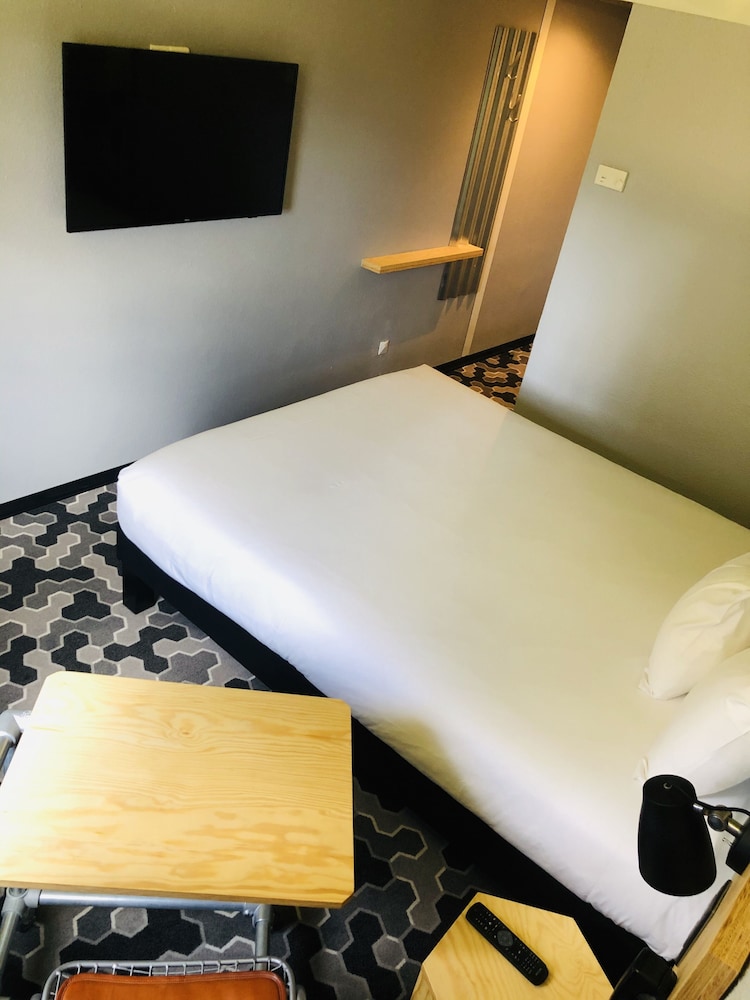 Habitación Standard con una cama doble del hotel Ibis Styles Bobigny Centre Préfecture. Foto 5
