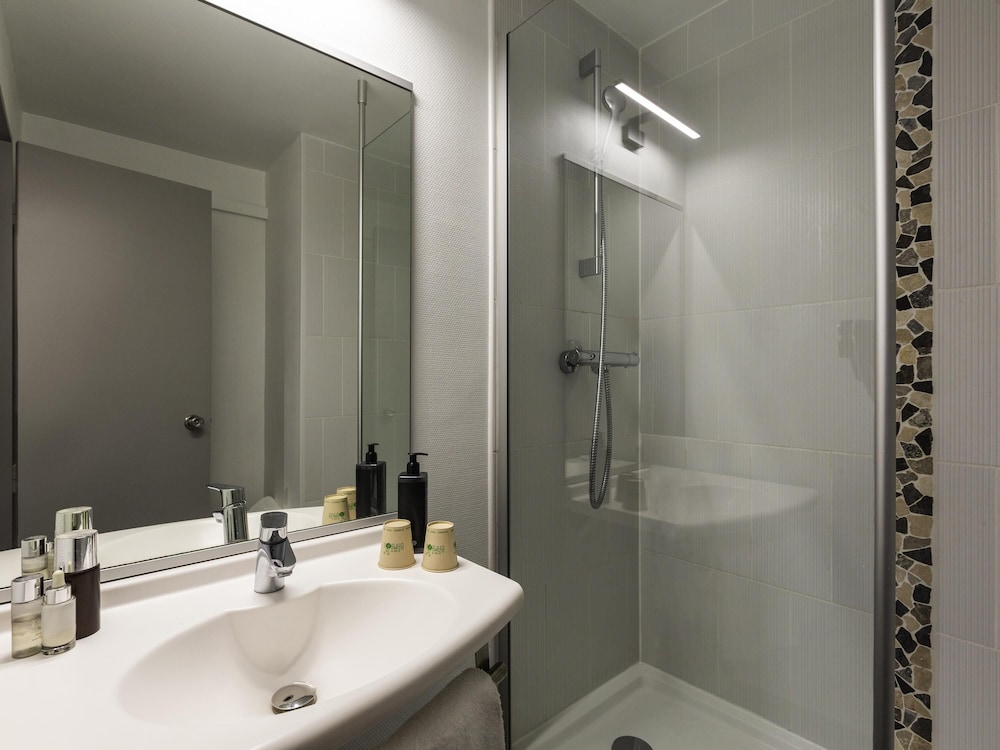 Habitación Standard con una cama doble del hotel Ibis Styles Bobigny Centre Préfecture. Foto 6