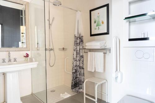 Habitación Doble adaptada para personas con discapacidad - 2 camas del hotel LE 123 ELYSEES. Foto 3