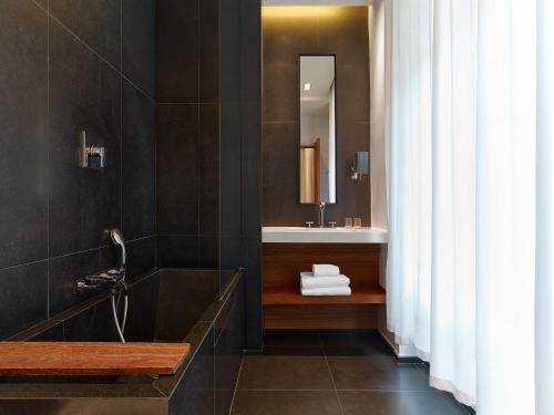 Prestige Twin Room with Partial Eiffel View del hotel Le Metropolitan a Tribute Portfolio