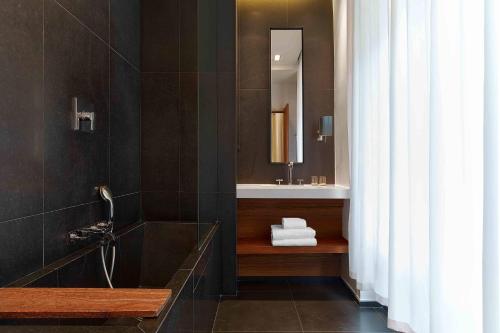 Prestige Twin Room with Partial Eiffel View del hotel Le Metropolitan a Tribute Portfolio. Foto 4