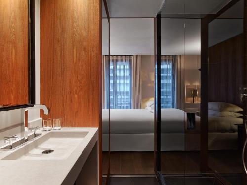 Prestige Queen Room with Partial Eiffel View del hotel Le Metropolitan a Tribute Portfolio. Foto 1