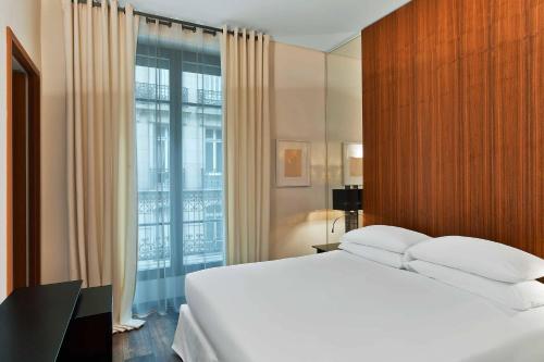 Prestige Queen Room with Partial Eiffel View del hotel Le Metropolitan a Tribute Portfolio. Foto 3