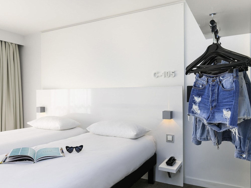 Habitación estándar con 2 camas individuales del hotel Ibis Styles Menton Centre. Foto 1