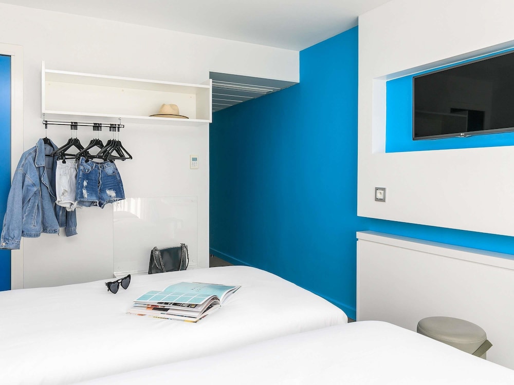 Habitación estándar con 2 camas individuales del hotel Ibis Styles Menton Centre. Foto 2