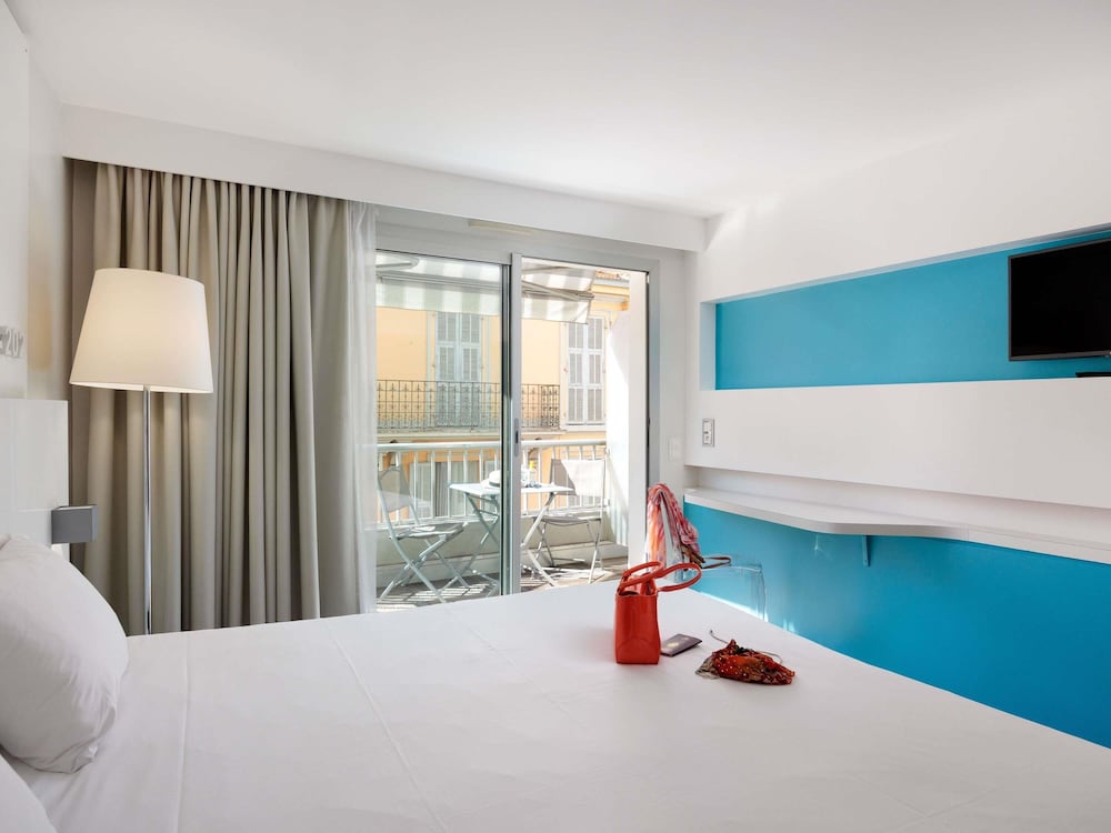 Habitación Doble Superior con Balcón del hotel Ibis Styles Menton Centre. Foto 1