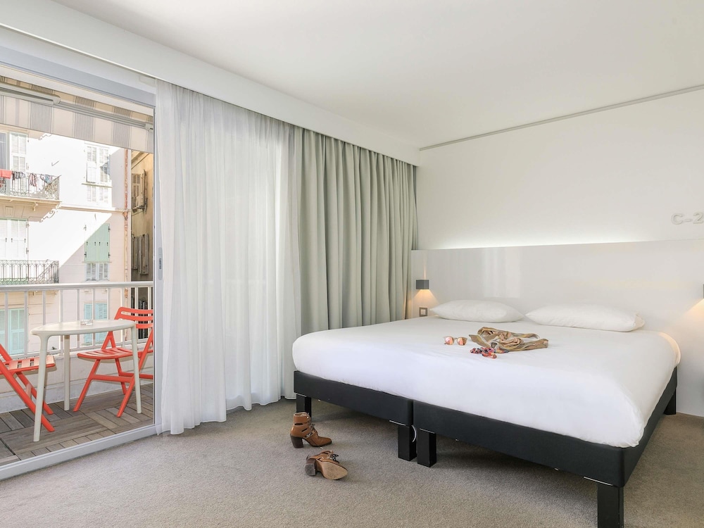 Habitación Doble Superior con Balcón del hotel Ibis Styles Menton Centre. Foto 4
