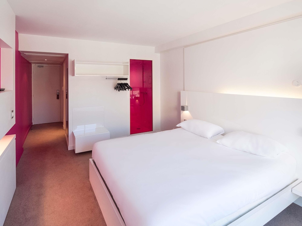 Habitación Doble Superior con Balcón del hotel Ibis Styles Menton Centre. Foto 9